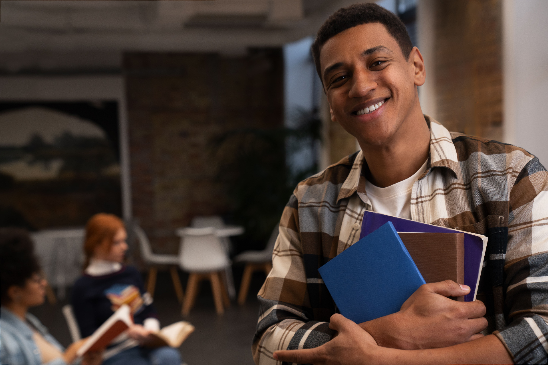 Estudante sorrindo segurando livros